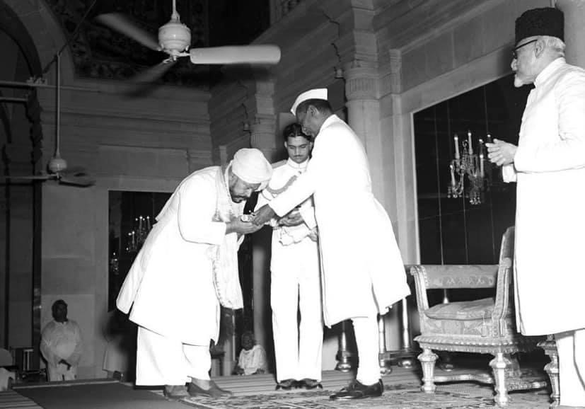 Ustad Haafiz Ali Khan receiving the Sangeet Natak Academy Fellowship from Dr. Rajendra Prasad. Maulana Abdul Kalam looks on. (1952) FriedEye